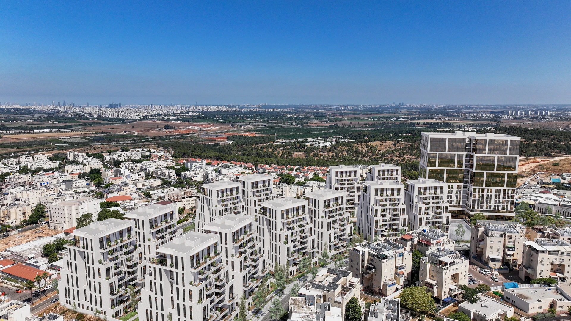 מבט אווירי על מתחם Central Park באלעד, ובאופק קו הרקיע של תל אביב